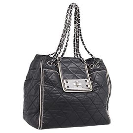 CHANEL Bolsa Tote Matelassé com Corrente em Pele de Bezerro Preta Silver CC Outro