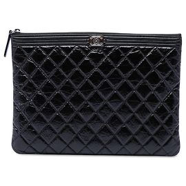 Chanel Boy O Case Clutch Medium gesteppt aus schwarnem Lackleder Schwarz