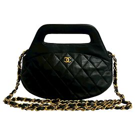 Bolsa de mão redonda Chanel Black CC em pele de cordeiro acolchoada com asa superior Preto
