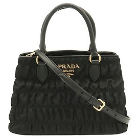 Borsa a mano Prada in nylon nero e pelle Nero