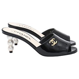 Mules Chanel em couro patente preto com logo CC entrelaçado e pérolas falsas Preto