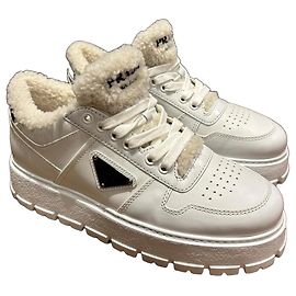 Sneakers Prada in pelle bianca foderate pelliccia Bianco