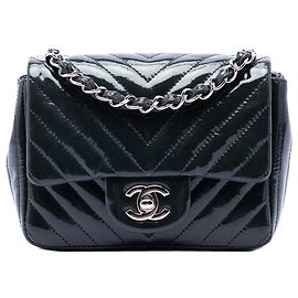 Bolsa Tiracolo Chanel Mini Square Classic Chevron em Verniz Azul com Aba Única Azul