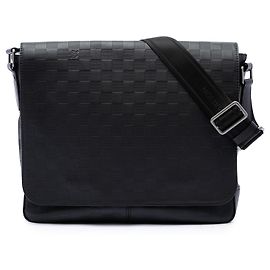 Borsa a tracolla Louis Vuitton District MM in Damier Infini nera Nero