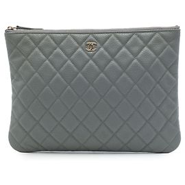 Chanel Medium Quilted Caviar O Case Clutch Grau Grau