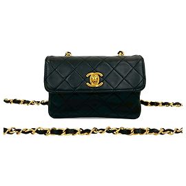 Bolsa Tiracolo Chanel Micro CC em Pele de Cordeiro Matelassada Preta com Fecho de Torção Preto