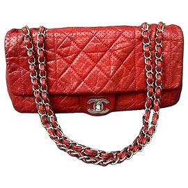 Sac à rabat Chanel en cuir perforé rouge Rouge
