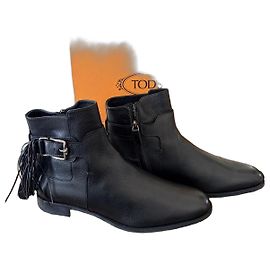 Botas de cano curto em couro preto Tod's com franjas e fivela Preto