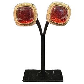 Autre Marque Entre Guillemets Boucles d'oreilles clip dorées et résine rouge Rouge Doré