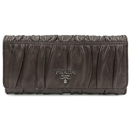 Carteira longa bi-fold com aba em couro Nappa Gaufre logo PRADA Bronze 1M1132 Marrom
