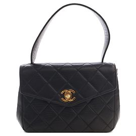 Chanel gesteppte Lammleder Handtasche in Schwarz mit Top-Handle und Umschlagklappe Schwarz