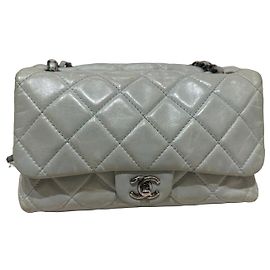 Chanel Bolsa Flap em Couro Matelassê Azul Claro Azul claro