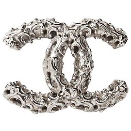 Chanel Broche CC vazada texturizada prateada Outro