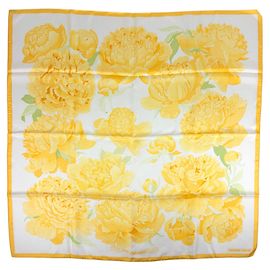 Hermès Pañuelo Hermes Carre 90 Les Pivoines Multicolor Amarillo