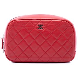 Chanel Red Medium CC Quilted Lambskin Curvy Cosmetic Pouch Rot