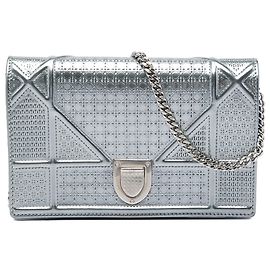 Cartera Diorama con cadena de piel charol metalizada plateada Microcannage Dior Plata