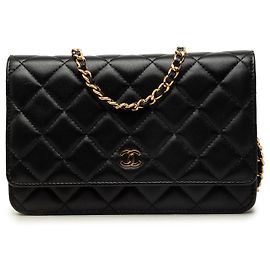 Chanel Carteira com corrente em pele de cordeiro acolchoada preta CC Preto