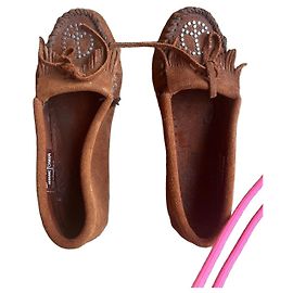 Minnetonka Mocasines de ante marrón con cuentas Castaño