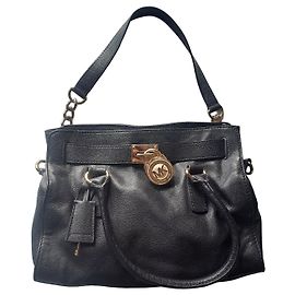 Bolsa Michael Kors em couro preto com ferragens douradas Preto