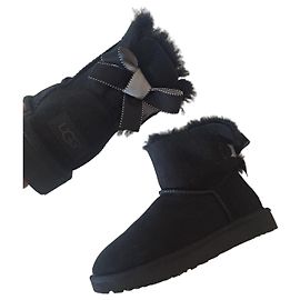 Botas UGG de ante negro con lazos Negro