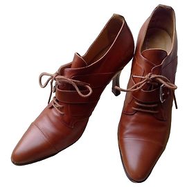 Hermès Botins de couro castanho com atacadores Marrom