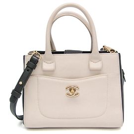 Sac à main Chanel Neo Executive Tote Mini Noir Blanc cassé