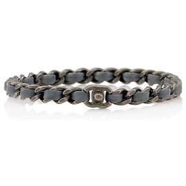 Bangle Chanel in pelle con catena e chiusura CC Blu
