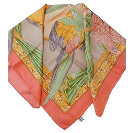 Pañuelo de seda Salvatore Ferragamo estampado de loros Rosa Multicolor Beige Verde Amarillo