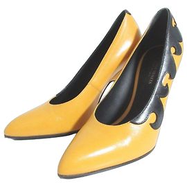 Bottega Veneta Side Design Leather Pumps Black Yellow
