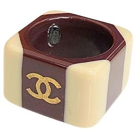 Anillo cuadrado de plástico Chanel Coco Mark Beige Burdeos