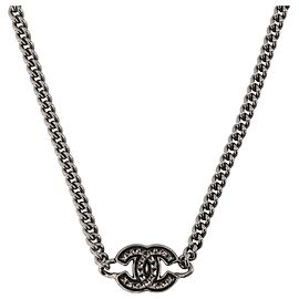CHANEL - Chanel Logo Halskette aus schwarzem Metall Schwarz