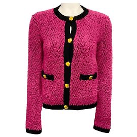 Autre Marque St. John Strickjacke aus Bouclé-Wollstrick in Rosa / Schwarz mit Goldknöpfen Pink