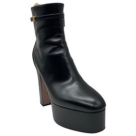 Valentino Garavani Botas de cano curto com plataforma em couro preto Valentino com detalhe VLogo dourado Preto