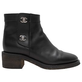 Chanel CC Turn-Lock Stiefeletten Schwarz Größe 39 Schwarz