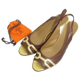 Sapatos slingback abertos em couro Hermès Marrom