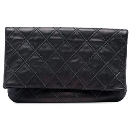 Clutch Chanel Thin City Foldover em pele de cordeiro acolchoada preta Preto