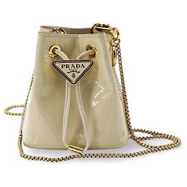 Mini pochette a secchiello in vernice Prada con logo triangolo e coulisse Beige