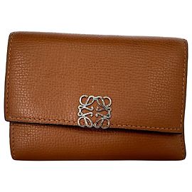 Portefeuille vertical petit modèle Anagram Loewe en cuir de veau marron Marron Rouge