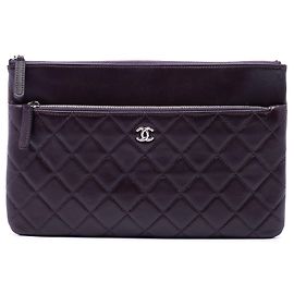 Clutch Chanel CC em pele de cordeiro acolchoada roxa com fecho duplo Roxo