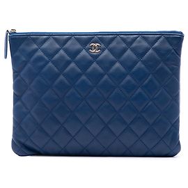 Clutch Chanel Medium Quilted Lambskin O Case Azul Azul