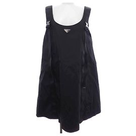 Vestido sem mangas Prada em Re-Nylon com logótipo Triangle Preto