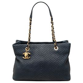 mala Chanel Blue Medium Chevron em couro de bezerro enrugado com medalhão Azul Azul marinho