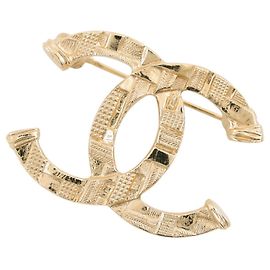Broche Chanel de metal dorado con logo Coco Dorado