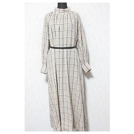 Autre Marque Ébure Kleid mit Gürtel und Stehkragen Beige