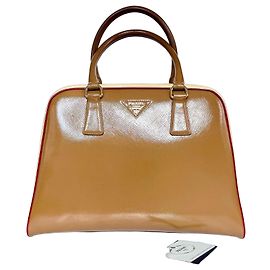 Prada Pyramid Saffiano Vernic Caramel+Bian Handtasche Weiß Kamel