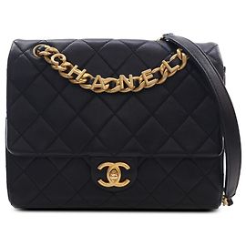 Chanel Bolsa de aba em pele de cordeiro acolchoada preta com letras logo Chanel Touch e corrente Preto