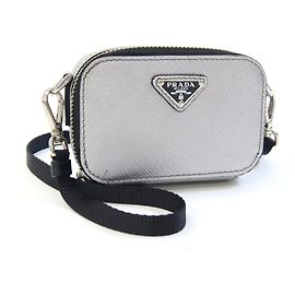 Bolso de hombro Prada de piel plateada Plata