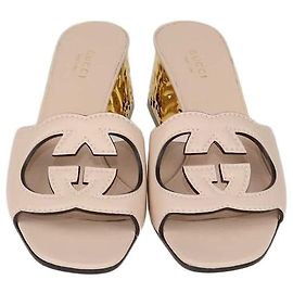 Gucci Slide-Sandalen aus hellrosa Leder mit ausgestanztem Interlocking G Pink
