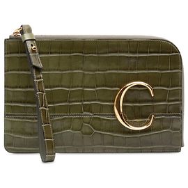 Chloé C Flat Clutch aus croc-geprägtem Leder in Grün Grün Olivgrün