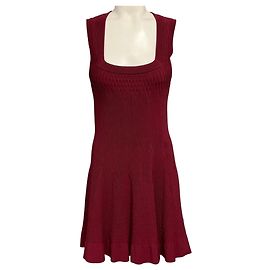 Alaïa Robe courte Alaia en maille texturée évasée, sans manches, col carré, bordeaux Bordeaux